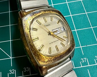 Vintage 1970s Timex Wristwatch with Novus Stainless Steel Band - Retro Charm, Needs Servicing