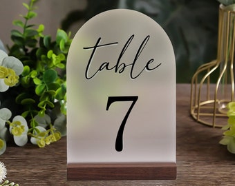 Numéros de table arqués de mariage - Acrylique givré personnalisé | Calligraphie moderne | Décoration minimaliste pour réception de mariage et fêtes