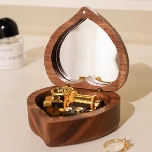 Heart Shape Vintage Custom Wood Music Box Mothers day Personalized Engraving Music Box With Mirror For Mom Anniversary Gift Boy Girl Her