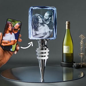 Cadeau pour la fête des pères Bouchons à vin en cristal personnalisés - Bouchon de bouteille personnalisé | Cadeau parfait pour un mariage, Cadeaux vin, Cadeau jeunes mariés