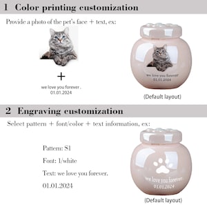 Pu&ograve; includere: Un'urna per animali domestici in ceramica rosa con un design a forma di impronta di zampa. L'urna ha un coperchio ed &egrave; decorata con punti bianchi. Il testo "we love you forever. 01.01.2024" &egrave; inciso sull'urna.