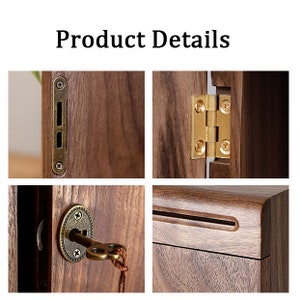 Peut inclure: D&eacute;tails rapproch&eacute;s d'une bo&icirc;te en bois avec un trou de serrure, des charni&egrave;res et une fente. La bo&icirc;te est en bois fonc&eacute; avec un grain naturel. Le trou de serrure est entour&eacute; d'un anneau m&eacute;tallique d&eacute;coratif. Les charni&egrave;res sont en laiton et sont fix&eacute;es &agrave; la bo&icirc;te &agrave; l'aide de vis. La fente est une ouverture &eacute;troite dans le haut de la bo&icirc;te.