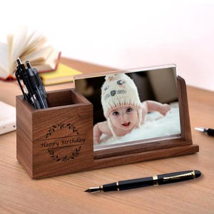 Geburtstagsgeschenk Individueller Holz Office Organizer mit Telefonständer, Bilderrahmen, Füllfederhalter, Fotorahmen - Geschenk für Abschlussfeier, Team