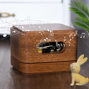 Cadeau d'anniversaire personnalisé Boîte à musique en bois gravée avec couvercle à remonter Le cadeau parfait pour un amoureux, une maman et un papa, un cadeau d'anniversaire pour un enfant et elle