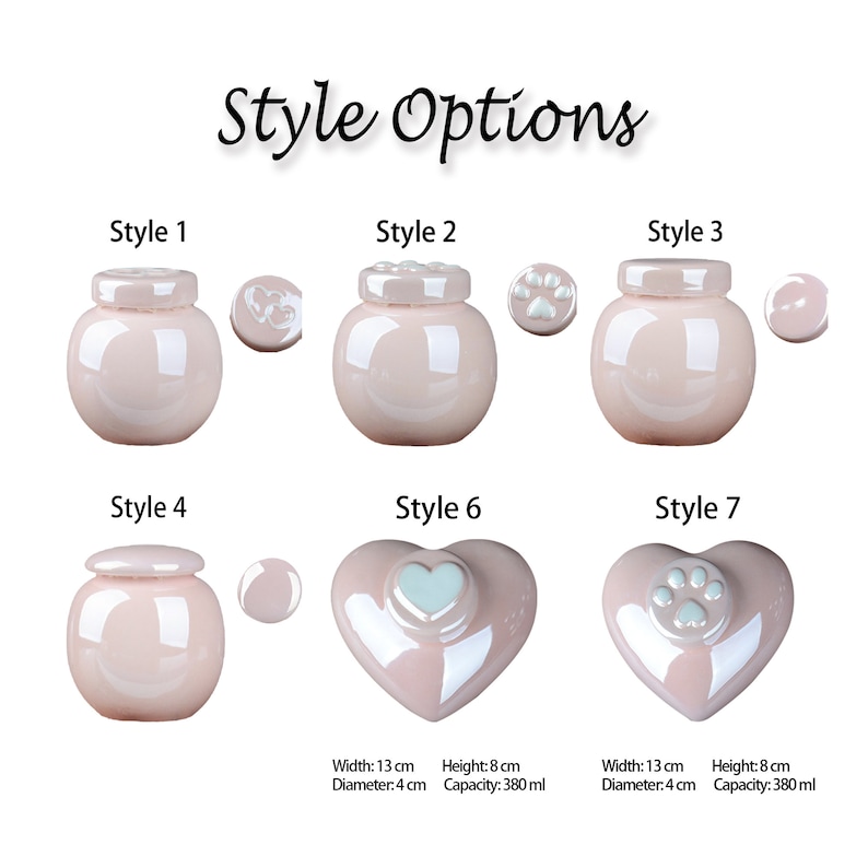 Pu&ograve; includere: Sette stili diversi di urne per animali domestici in ceramica rosa. Gli stili 1-4 sono rotondi con coperchi. Gli stili 6 e 7 sono a forma di cuore con coperchi. Ogni urna ha un design diverso sul coperchio. Le urne sono larghe 13 cm, hanno un diametro di 4 cm, sono alte 8 cm e hanno una capacit&agrave; di 380 ml.