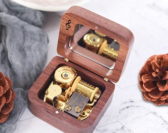 Mothers day Vintage Wood Custom Wind up Music Box Personalized Engraving Mirror Music Box Anniversary Gift Music Box with Photo Boy Girl