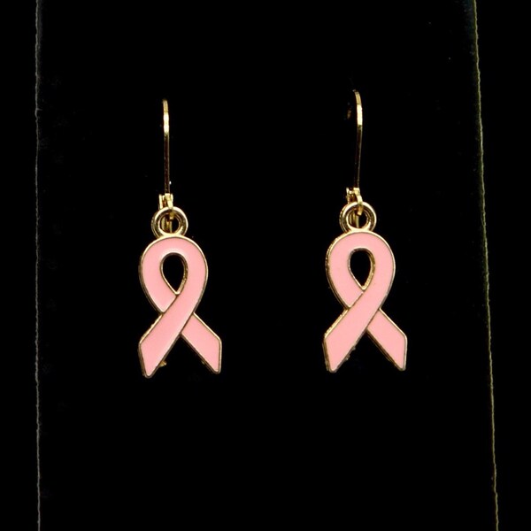 Boucles d'oreilles pendantes avec ruban de sensibilisation au cancer du sein au design classique Ruban rose cancéreux avec des accents dorés sur des fonds à levier hypoallergéniques