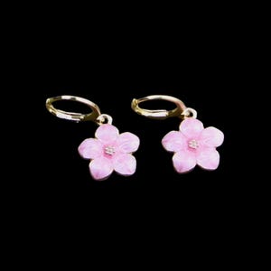ゴールドのアクセントとゴールドメッキのフープ留めが付いた桜のイヤリング - カラフルな春夏用イヤリング - ギフトに最適