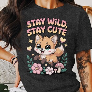 Stay Wild Stay Cute Fox T-Shirt, Cute Animal Tee, Kawaii Fox Shirt, Cartoon Fox Top, Floral Fox Apparel, Prezent dla miłośnika lisów