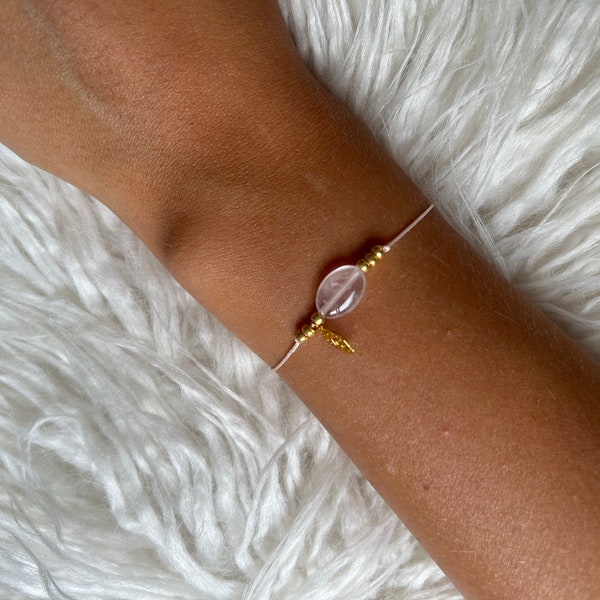 Bracelet fin réglable avec perle quartz rose et perles dorées et feuille dorées à l’or fin.