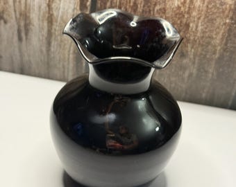 Jarrón antiguo de cristal negro