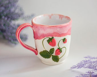 Mug en céramique fraise rose, tasse à café mignonne, poterie unique faite main, fraises sculptées 3d fabriquées à la main, tasse botanique inspirée de la nature