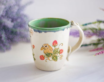 Mug en céramique lapins et fraises, poterie or unique faite main, mug botanique inspiré de la nature peint à la main, mug lapins mignons et baies