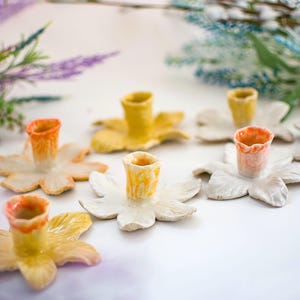水仙の花のキャンドルホルダー、手作り陶器のイースターテーブル装飾、自然にインスパイアされたホームデコレーション、セラミックキャンドルスティックインセンスコーンホルダー