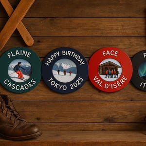 Può includere: Un'esposizione rustica in legno con tema sciistico. Include uno stivale in pelle marrone, sci incrociati e quattro targhe circolari con immagini di sciatori e paesaggi. Le targhe hanno testo come "Ski", "Cascades" e "Italy".
