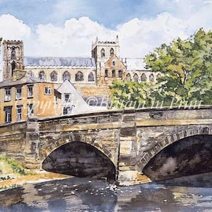 Pode incluir: Uma pintura em aquarela de uma ponte de pedra sobre um rio com um grande edifício da igreja ao fundo. A igreja tem uma torre alta e muitas janelas. A ponte tem dois arcos e é feita de pedra. O rio está calmo e reflete o céu e os edifícios.