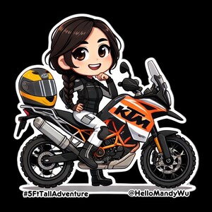 Puede incluir: Una ilustraci&oacute;n de dibujos animados de una mujer con una chaqueta de moto negra y pantalones blancos montando una motocicleta KTM naranja y blanca. La motocicleta tiene un casco negro en el asiento trasero. El texto #5FtTallAdventure y @HelloMandyWu es visible en la imagen.