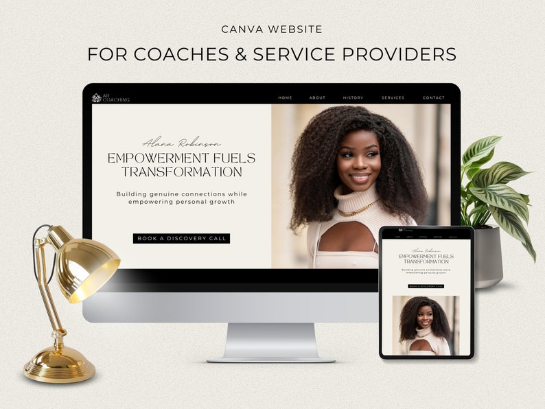 Op de afbeelding: Een computerbeeldscherm-mockup die een website voor coaches en dienstverleners laat zien. De website toont een foto van een vrouw met de tekst "Alana Robinson EMPOWERMENT FUELS TRANSFORMATION Building genuine connections while empowering personal growth BOOK A DISCOVERY CALL". De website heeft ook een menubalk met de volgende opties: HOME, OVER ONS, GESCHIEDENIS, DIENSTEN, CONTACT.