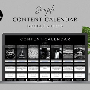 Puede incluir: Una pantalla de computadora portátil en blanco y negro que muestra una plantilla de calendario de contenido de Google Sheets. El calendario está dividido en días de la semana, con cada día teniendo una sección para un pie de foto, hashtags y un lugar para planificar la publicación. La plantilla incluye una sección para consejos semanales, un desafío semanal y un adelanto.