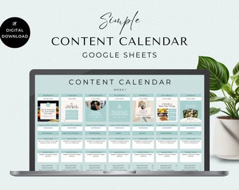 Puede incluir: Una pantalla de computadora portátil que muestra una plantilla de calendario de contenido de Google Sheets con un esquema de color azul y blanco. El calendario está dividido en días de la semana, con cada día teniendo múltiples secciones para ideas de contenido. El texto "Simple Content Calendar Google Sheets" se muestra en la parte superior de la pantalla.