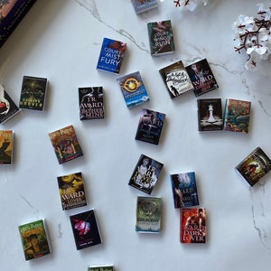 Ręcznie robione, spersonalizowane, miniaturowe książki do dekoracji półek - Bookish Decor, Kindle Reads, Bookshelf Box, Mini Books, TBR List