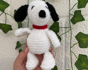 かぎ針編みのスヌーピーとウッドストックのぬいぐるみ