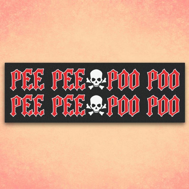 Puede incluir: Parche negro y rojo con las palabras "Pee Pee Poo Poo" repetidas dos veces, separadas por una calavera blanca y huesos cruzados.
