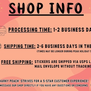 Może przedstawiać: Grafika w kolorze brzoskwiniowym z czarnym tekstem "SHOP INFO". Tekst opisuje czas przetwarzania i wysyłki oraz bezpłatną wysyłkę naklejek. Logo Snarky Peach znajduje się w prawym dolnym rogu.