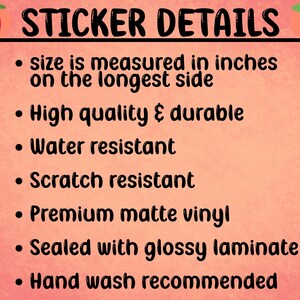 Może przedstawiać: Brzoskwiniowe tło z czarnym tekstem "STICKER DETAILS". Tekst wymienia cechy, w tym rozmiar mierzony w calach, wysoką jakość, odporność na wodę i zarysowania, wysokiej jakości matowy winyl, błyszczący laminat i zalecane pranie ręczne.