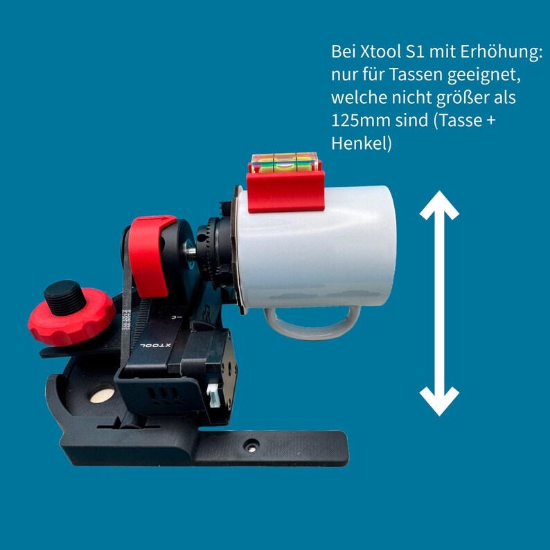 Pode incluir: Um prato girat&oacute;rio de impress&atilde;o 3D preto e vermelho com uma caneca branca anexada. O prato girat&oacute;rio &eacute; etiquetado como "XTOOL". O texto acima da caneca diz "Bei Xtool S1 mit Erh&ouml;hung: nur f&uuml;r Tassen geeignet, welche nicht gr&ouml;&szlig;er als 125 mm sind (Tasse + Henkel)".
