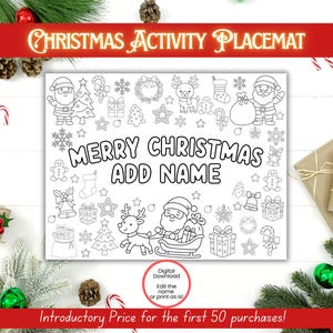 以下が含まれることがあります： 「MERRY CHRISTMAS ADD NAME」の文字が入った、白黒のクリスマスアクティビティプレースマット。サンタクロース、トナカイ、プレゼント、その他ホリデーをテーマにしたイメージの線画が特徴です。