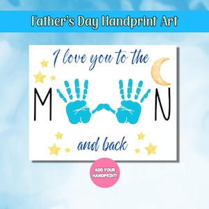 Puede incluir: Una impresión artística de huellas de manos para el Día del Padre con el texto "Te amo hasta la luna y de vuelta". El diseño presenta huellas de manos azules, estrellas amarillas y una luna creciente sobre un fondo blanco.