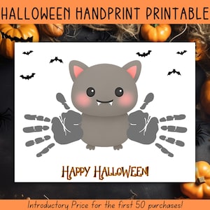 Peut inclure: Une impression pour Halloween avec un dessin de chauve-souris grise avec des empreintes de mains en guise d'ailes et le texte "Happy Halloween". La chauve-souris a des joues roses et est entourée de silhouettes de chauves-souris.