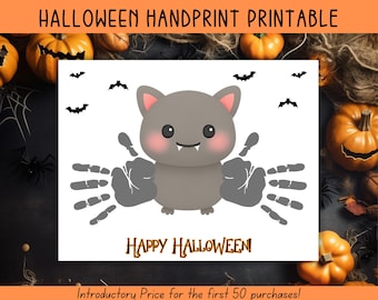 Puede incluir: Un imprimible de Halloween con un murciélago gris con alas de huellas de manos y el texto "Happy Halloween". El murciélago tiene mejillas rosadas y está rodeado de siluetas de murciélagos. La parte superior dice "Halloween Handprint Printable".