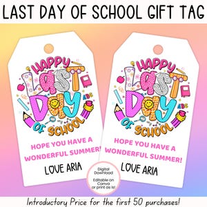 Puede incluir: Dos etiquetas de regalo blancas con el texto "LAST DAY OF SCHOOL GIFT TAG". Cada etiqueta tiene texto colorido que dice "HAPPY LAST DAY OF SCHOOL". Las etiquetas también dicen "HOPE YOU HAVE A WONDERFUL SUMMER!" y "LOVE ARIA".