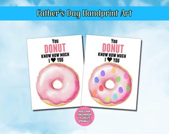 Könnte beinhalten: Zwei Vatertags-Handabdruck-Kunstdrucke. Jeder Druck zeigt einen rosa Donut mit dem Text "You DONUT Know How Much I Love You." Ein Donut hat Streusel. Die Drucke sind so gestaltet, dass Fingerabdrücke hinzugefügt werden.
