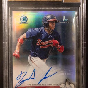Ronald Acuña Jr. Bowman Chrome Refractor Rookie Auto Chaser Pack garantizado 1 tarjeta calificada (Grado 8+ garantizado) + 12 tarjetas misceláneas. - LEER