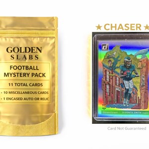 Puede incluir: Un paquete misterioso de fútbol en lámina dorada con texto y una tarjeta en una funda protectora. El paquete dice "Golden Slabs Football Mystery Pack" e incluye 11 cartas en total. La tarjeta presenta a un jugador de fútbol.