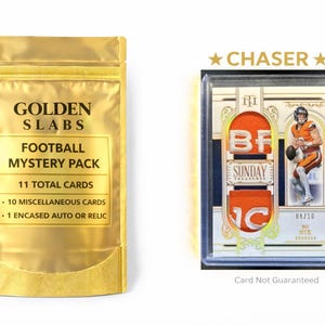 Op de afbeelding: Een goudkleurig zakje met het label GOLDEN SLABS FOOTBALL MYSTERY PACK met in totaal 11 kaarten, waaronder 10 diverse kaarten en 1 ingekapselde auto- of reliekkaart. Daarnaast een CHASER-verzamelkaart in een beschermende hoes met een speler.