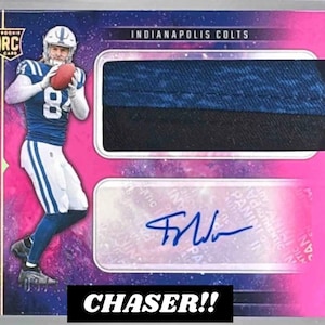 Puede incluir: Una tarjeta de fútbol rosa y púrpura de los Indianapolis Colts con Tyler Warren. La tarjeta incluye una muestra de camiseta y una firma. La palabra "CHASER!!" está en la parte inferior.