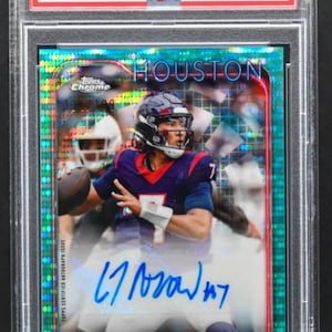 Może przedstawiać: Karta kolekcjonerska Topps Chrome z CJ Stroudem w mundurze Houston Texans. Karta jest oceniona na GEM MT 10 przez PSA i zawiera autograf. Tekst na karcie brzmi "2024 Topps Chrome CJ Stroud Auto Variation-Aqua Sonar". Słowo "CHASER!!" znajduje się na dole.