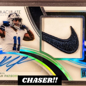 Könnte beinhalten: Fußball-Sammelkarte mit Micah Parsons von den Dallas Cowboys. Die Karte enthält ein Bild des Spielers, ein Autogramm und einen Nike-Logo-Patch. Der Text "CHASER!!" befindet sich unten.