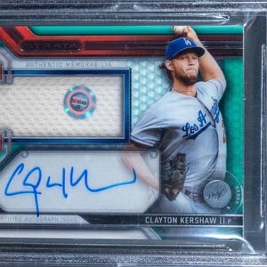 Clayton Kershaw Topps Strata Green Patch Auto /75 Chaser Pack garantizado 1 tarjeta calificada (Grado 8+ garantizado) + 8 tarjetas misceláneas. -LEER