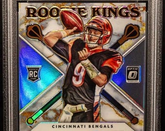 NFL Football Hot Pack: auto's, memorabilia, rookies - 1 gegarandeerde auto's/relikwieën + 4 nieuwelingen - Joe Burrow Optic Rookie Kings Auto Chaser Pack gelezen