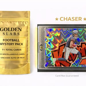 以下が含まれることがあります： 「Golden Slabs」と「合計11枚のカード」と書かれた金色のフットボールミステリーパック。その隣には、シカゴベアーズのユニフォームを着た選手が描かれた、透明なケースに入ったフットボールカードがあります。カードには「Rome Odunze」と書かれています。