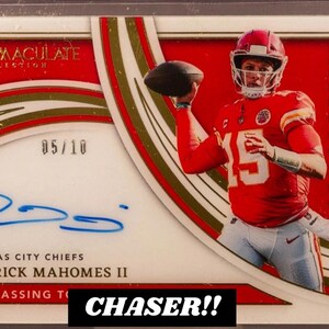 Könnte beinhalten: Sammelkarte mit Patrick Mahomes II von den Kansas City Chiefs. Die Karte hat ein rotes und goldenes Design mit den Worten "Immaculate Collection" und "Milestones". Die Karte ist mit 05/10 nummeriert und enthält ein Autogramm.