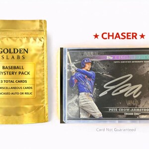 Pode incluir: Um pacote misterioso de beisebol dourado com o texto "Golden Slabs" e "Baseball Mystery Pack". Ao lado, um cartão de beisebol de Pete Crow-Armstrong, Chicago Cubs, com seu autógrafo. O texto "Chaser" está acima do cartão.