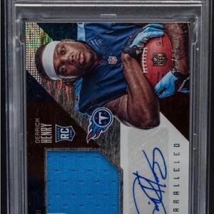 Könnte beinhalten: Eine 2016 Panini Unparalleled Derrick Henry Autogramm-Trikotkarte, bewertet mit Mint 9, Auto 10, mit PSA/DNA-Zertifizierung. Die Karte zeigt ein Foto des Spielers und den Text "CHASER!!" unten.