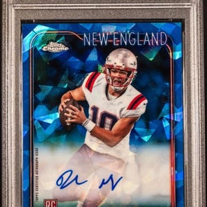 NFL Football Hot Pack: 1 garanterat graderat kort + 10 diverse kort! Topps Chrome Drake Maye Sapphire Rookie Auto Chaser Pack - LÄS