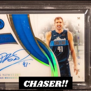 Puede incluir: Una tarjeta deportiva calificada con Dirk Nowitzki con la camiseta de los Dallas Mavericks. La tarjeta es de la colección Immaculate 2018-19, con una firma y una calificación Beckett de 8.5. La tarjeta está dentro de un soporte protector.